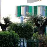 E uno di questi non pu� non farsi notare: recintato, ricco di verde e fiori e con al suo interno un paio di bassi alberi a cui sono stati tagliati i rami, presenta al centro una statuina della Madonna circondata da un grande cespuglio con profumate rose bianche